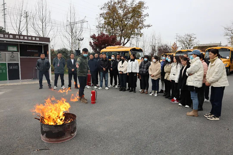 校車(chē)消防演練 筑牢安全防線(xiàn)