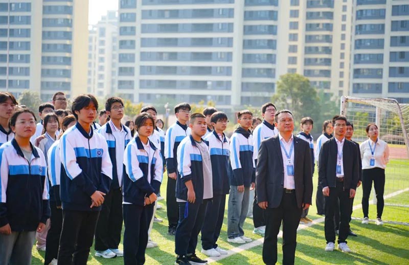 創(chuàng)文明校園，做文明學(xué)生——我校舉行秋季學(xué)期第一周升旗儀式